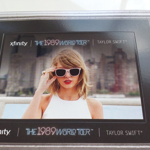 TAYLOR SWIFT VIP Merchandise Set from “1989 Tour” - Picture 12 of 15